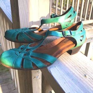 Cobb Hill New Balance mint low heel retro sandals